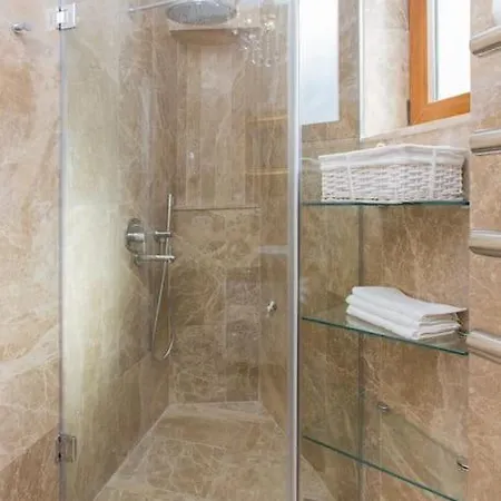 Architect Jonas Generous 85 Sqm Full Of Art 伊斯坦布尔